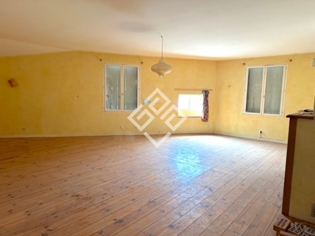 Appartement avec garage à aménager au centre de Narbonne.
