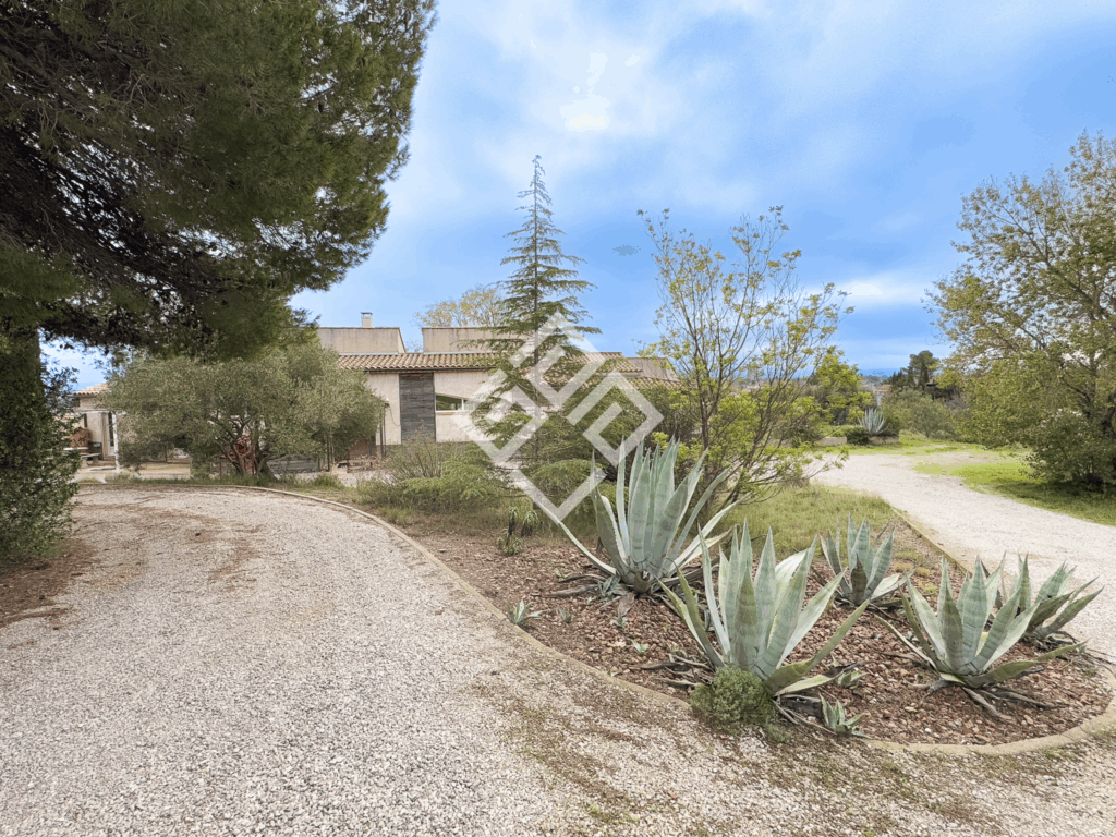 Jolie maison familiale avec 1 hectare de terrain