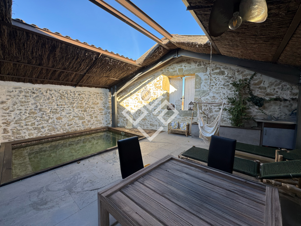 Maison vigneronne avec piscine incluant deux gîtes.