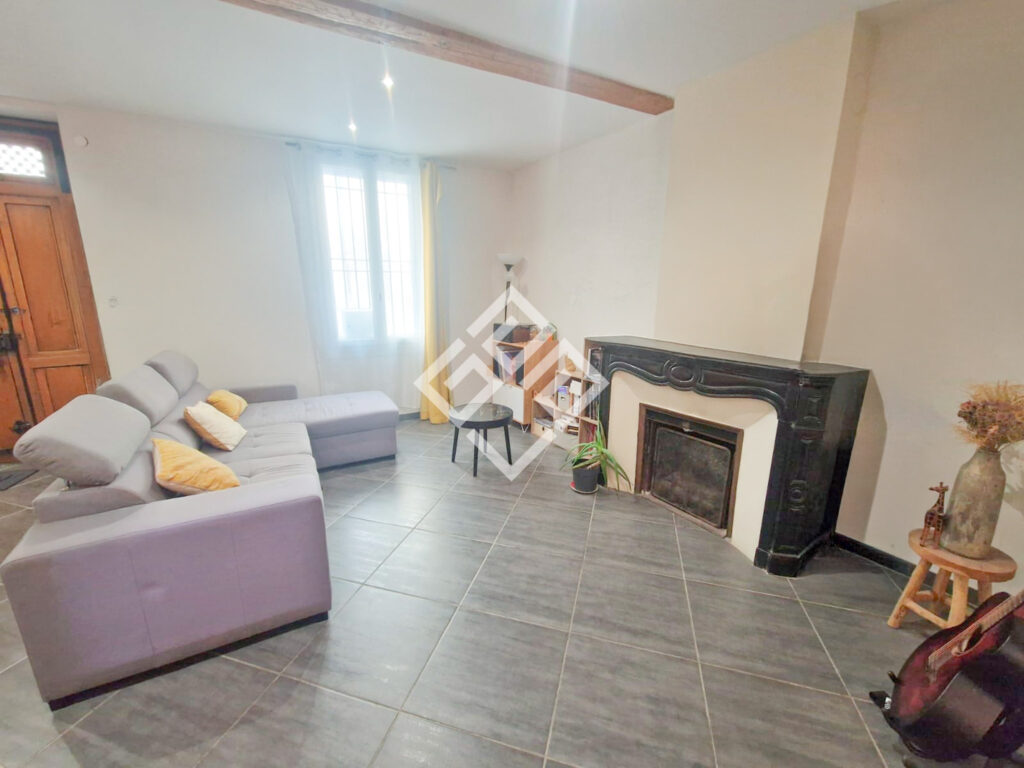 Maison rénovée avec extérieur intimiste et garage aménageabl