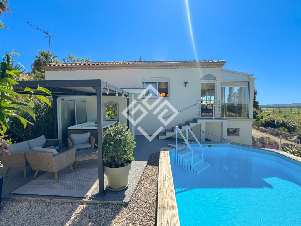 Villa de plain-pied avec vue panoramique