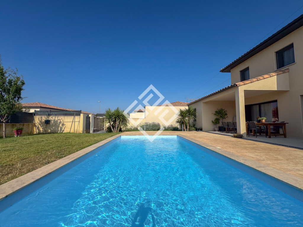 Une  villa élégante récente  avec piscine