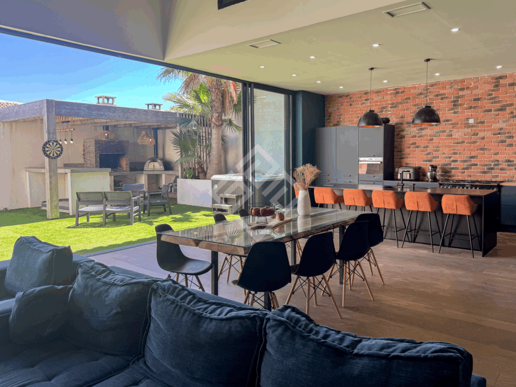 Grange rénovée avec piscine et garage spacieux