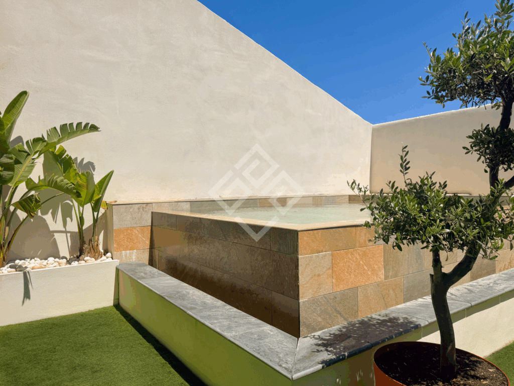 Grange rénovée avec piscine et garage spacieux