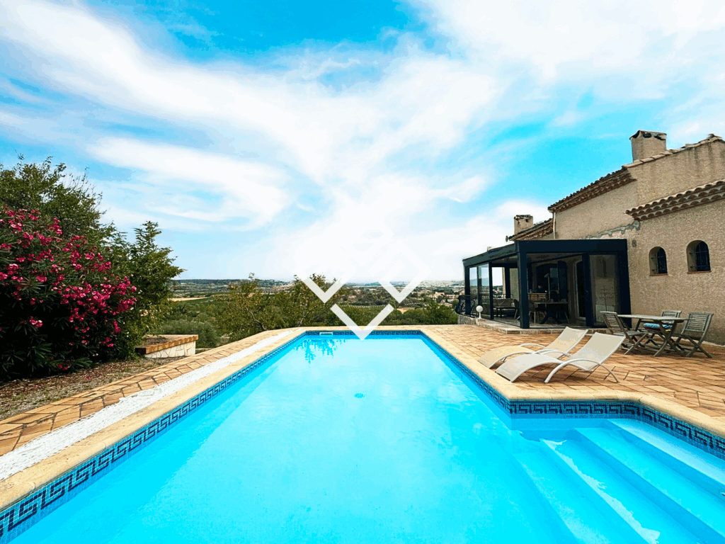 Maison avec piscine, terrain constructible et vue panoramiqu