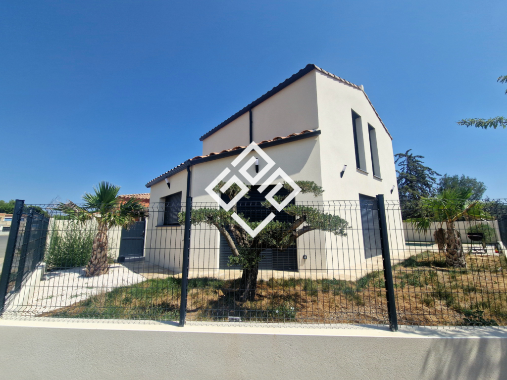 Maison neuve contemporaine avec piscine