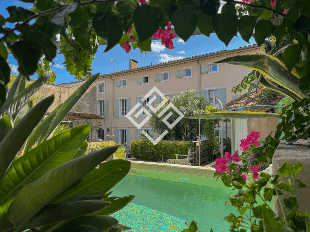 Maison de Maître restaurée avec élégance avec piscine