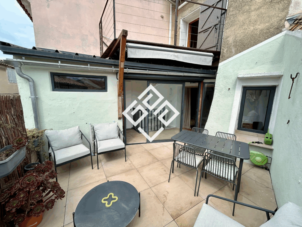 Maison de village avec terrasses et garage