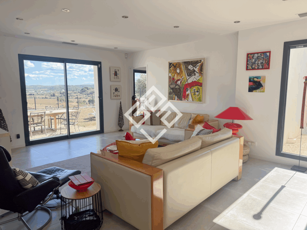 Villa contemporaine avec jardin et vue panoramique