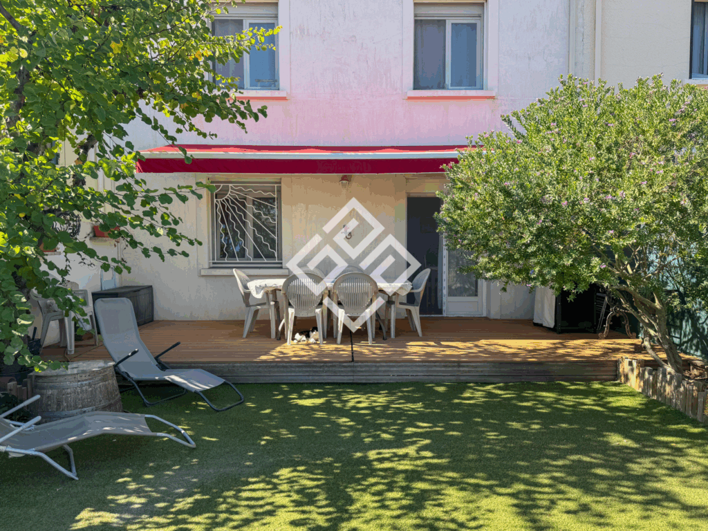 Une maison avec jardin dans un quartier recherché.