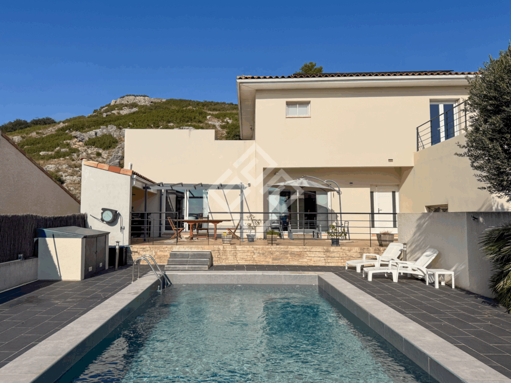 Villa contemporaine avec vue panoramique et piscine