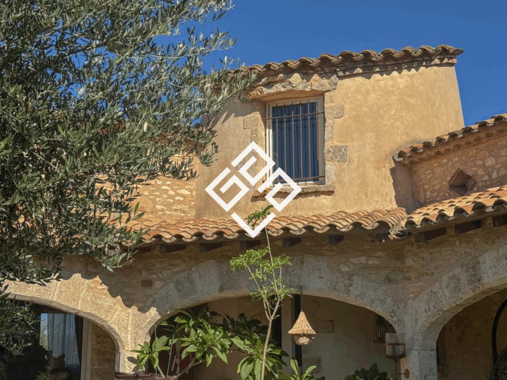 Villa atypique avec piscine et jardin arboré