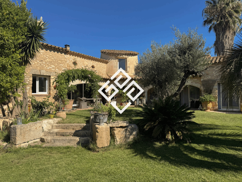 Villa atypique avec piscine et jardin arboré