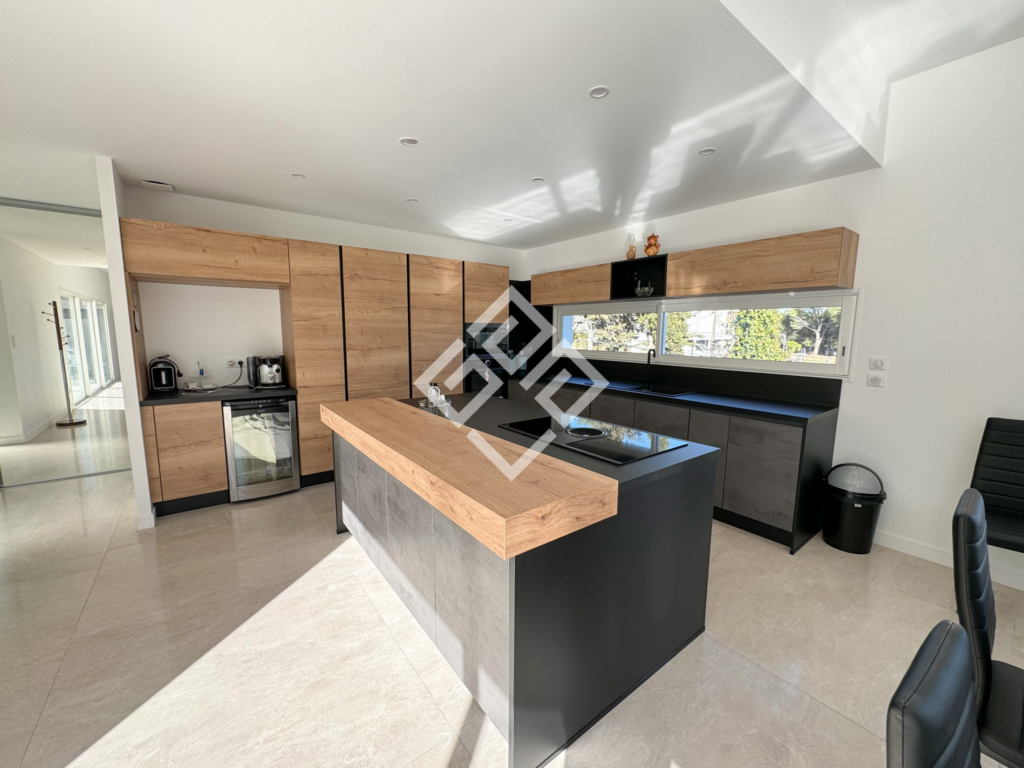 Magnifique récente villa contemporaine de plain-pied