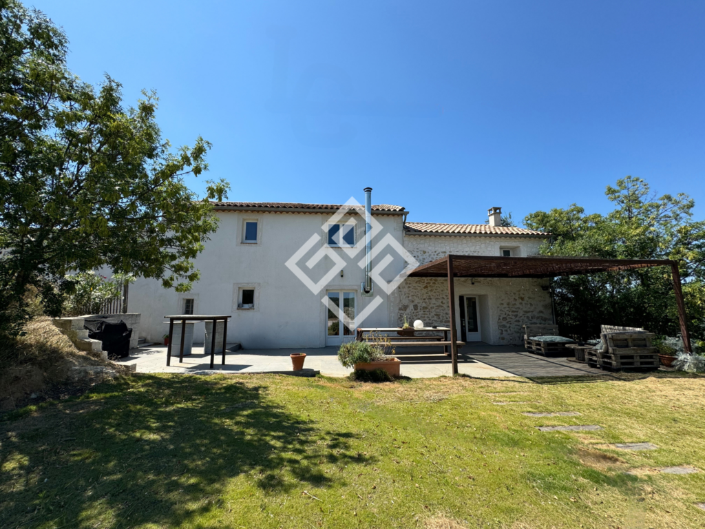 Coup de coeur pour ce mas au milieu des vignes