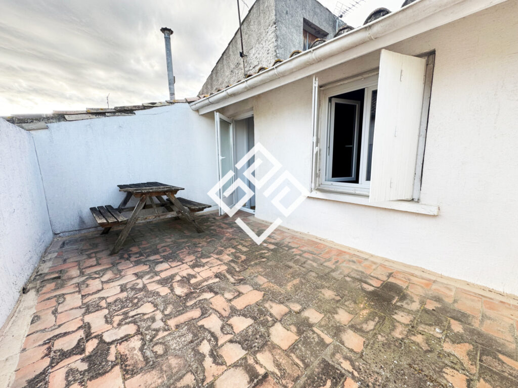 Maison de village avec terrasse tropézienne.