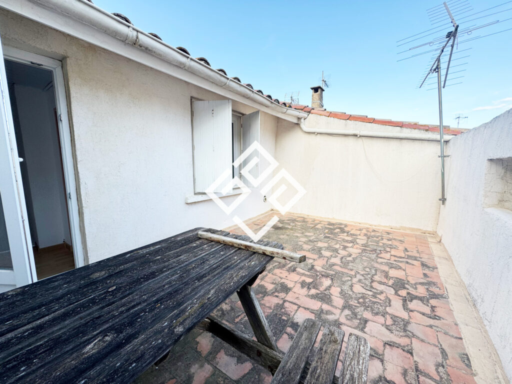 Maison de village avec terrasse tropézienne.