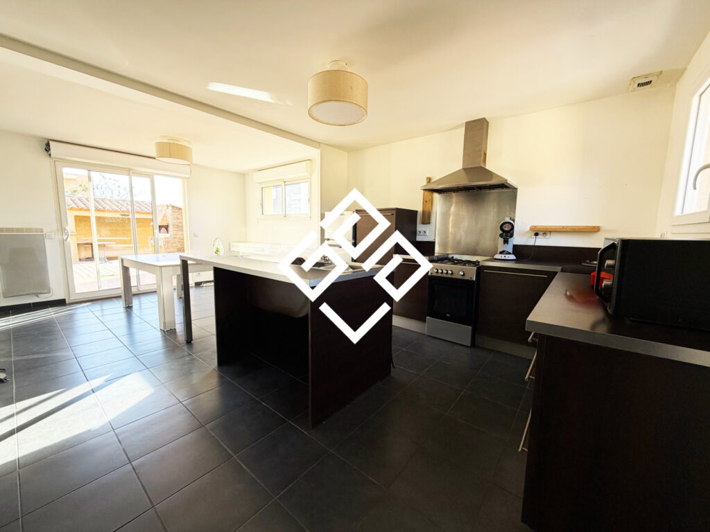 Maison avec jardin sur trois faces