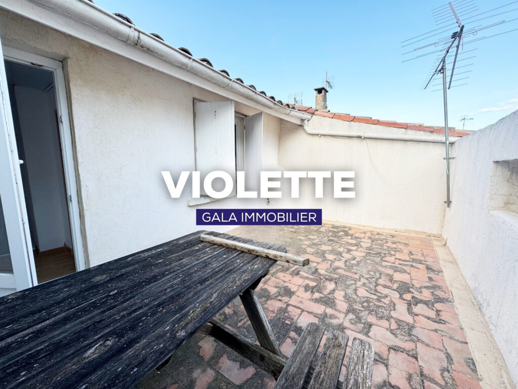 Maison de village avec terrasse tropézienne.