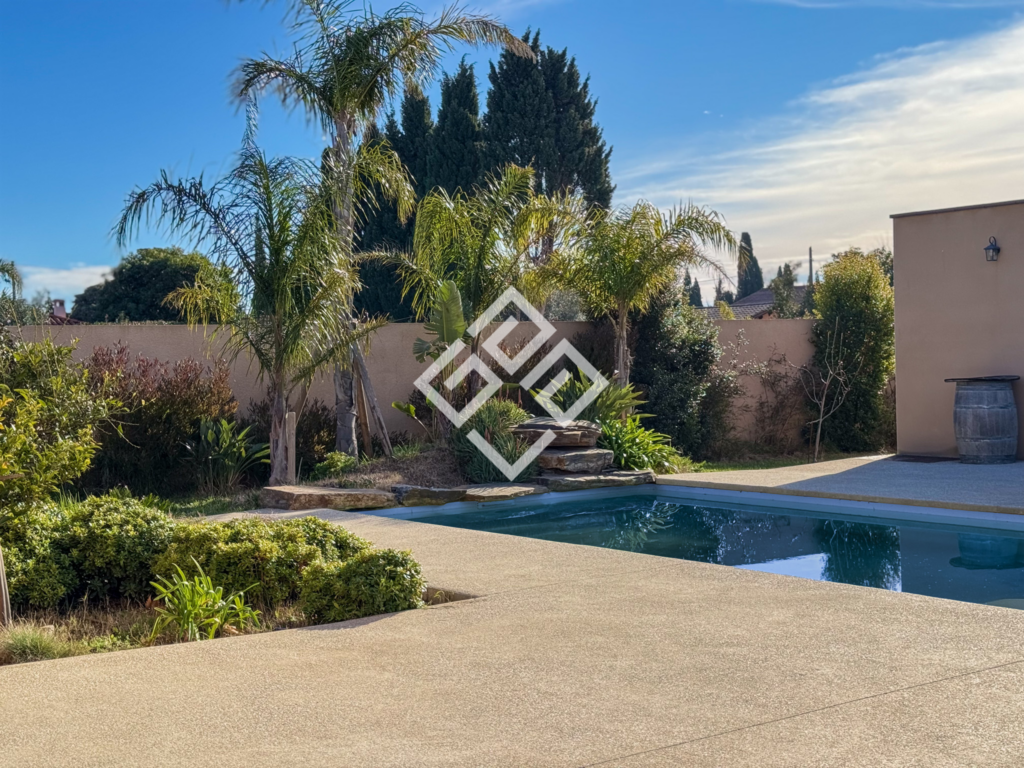 Superbe villa contemporaine de plain-pied avec piscine et cu