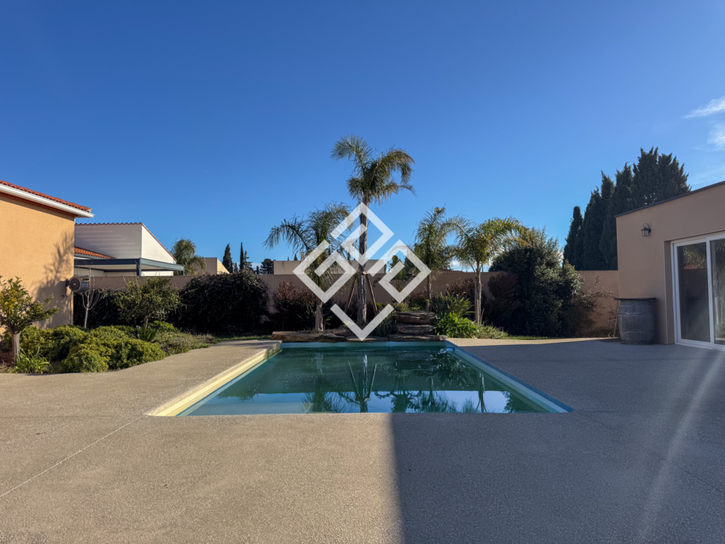 Superbe villa contemporaine de plain-pied avec piscine