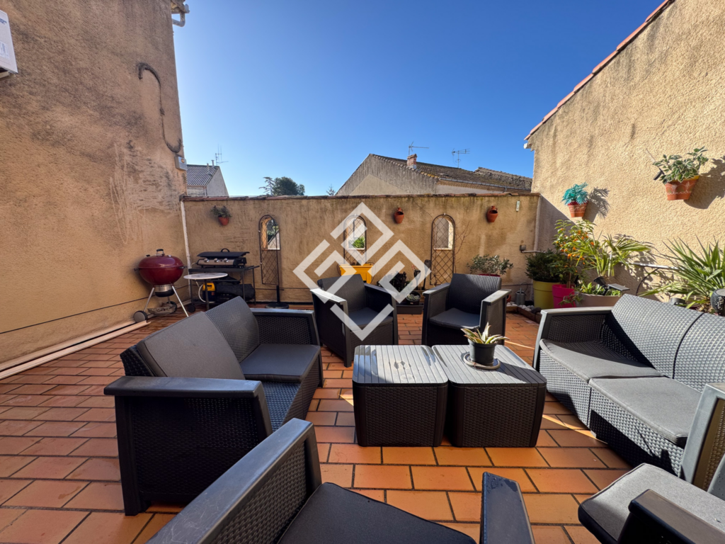 Maison de caractère, terrasse et garage