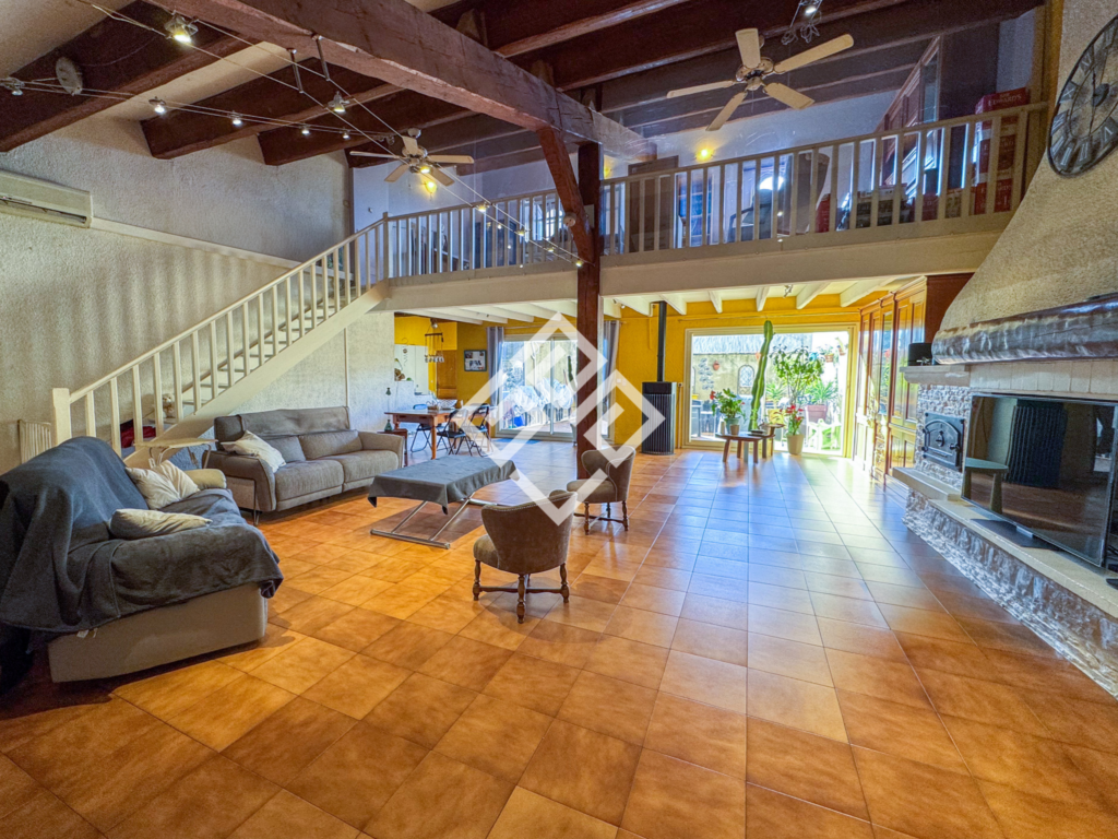 Maison de caractère, terrasse et garage