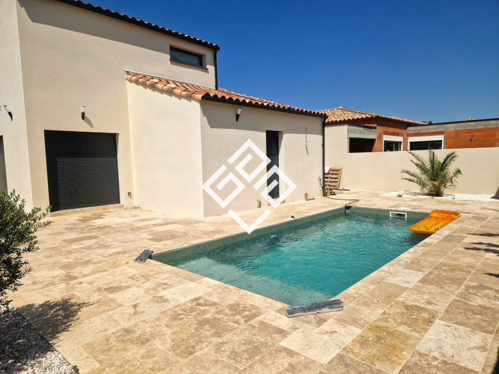 Maison neuve contemporaine avec piscine