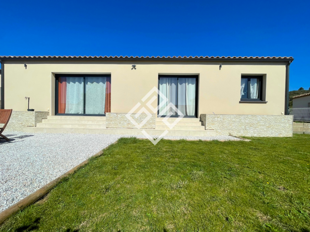 Maison moderne avec jardin et grand séjour