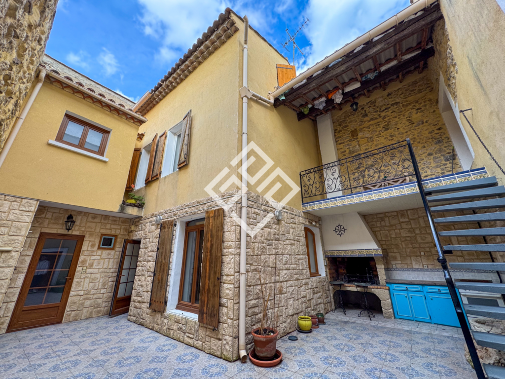 Maison de village de 190 m2 avec cour intérieure et grand ha