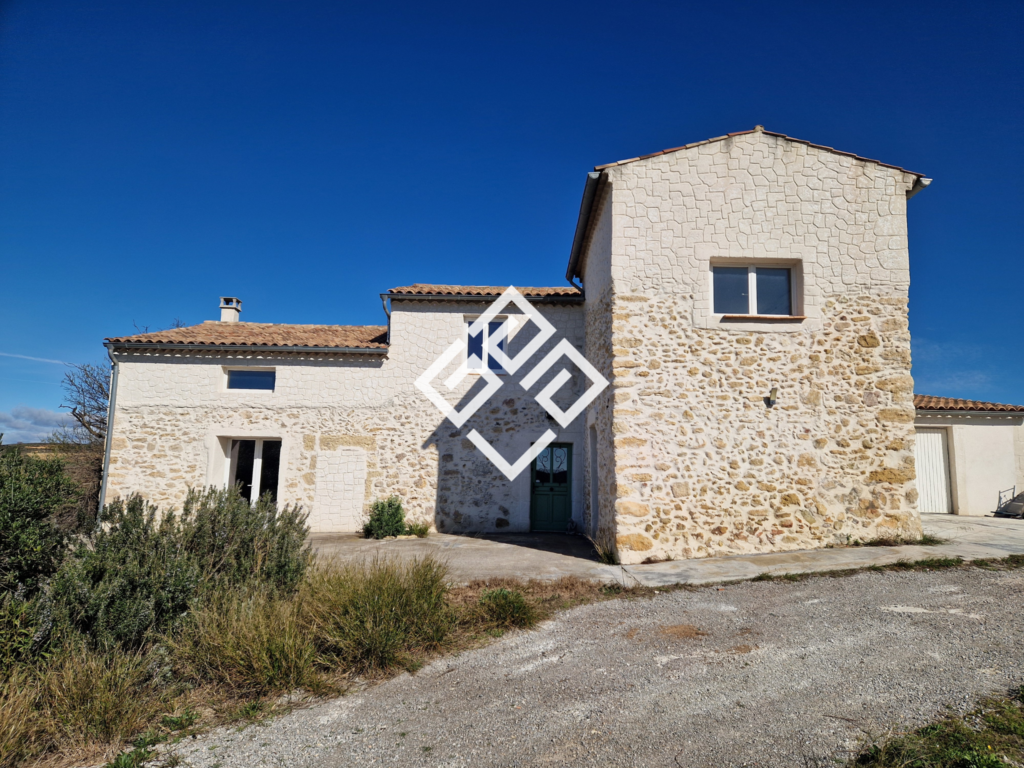 Superbe mas en pierre avec vue sur les vignes