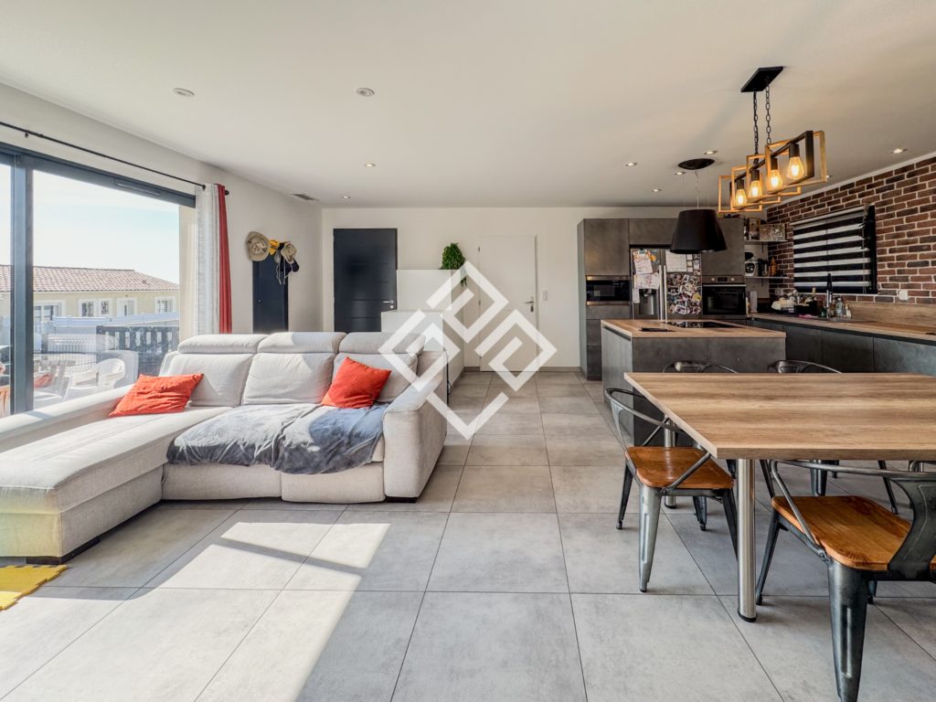 Maison moderne avec jardin et grand séjour