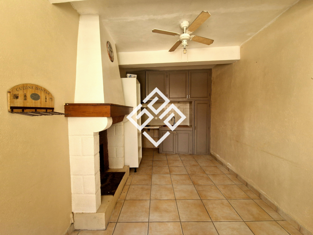 Maison de village à rénover à 15 minutes de la mer