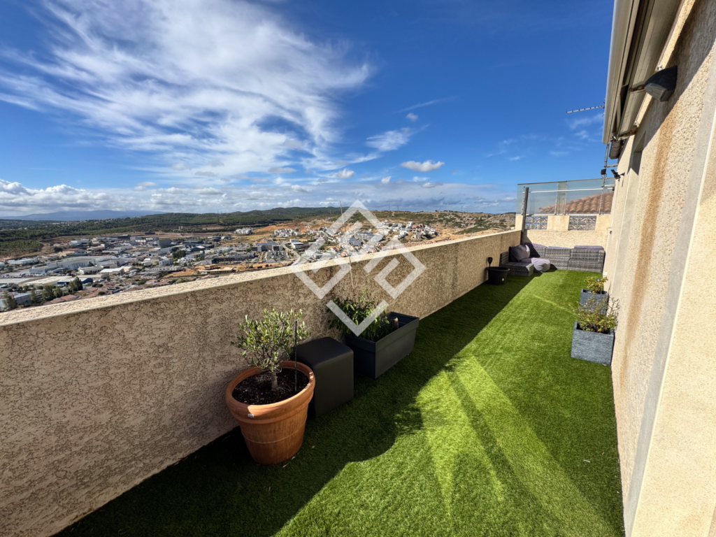 Villa 110 m2   Vue étang, terrasses, garage.