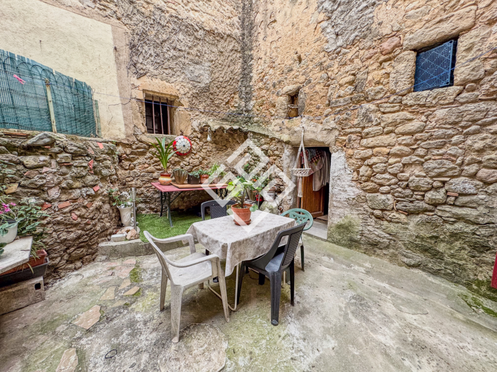 Maison de village de 240 M2 avec extérieur.