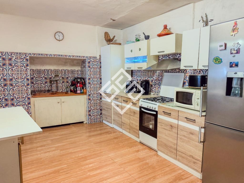 Maison de village de 240 M2 avec extérieur.
