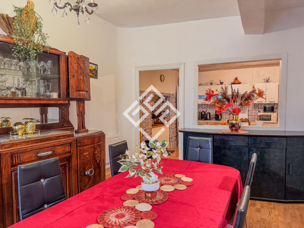 Maison de village de 240 M2 avec extérieur.