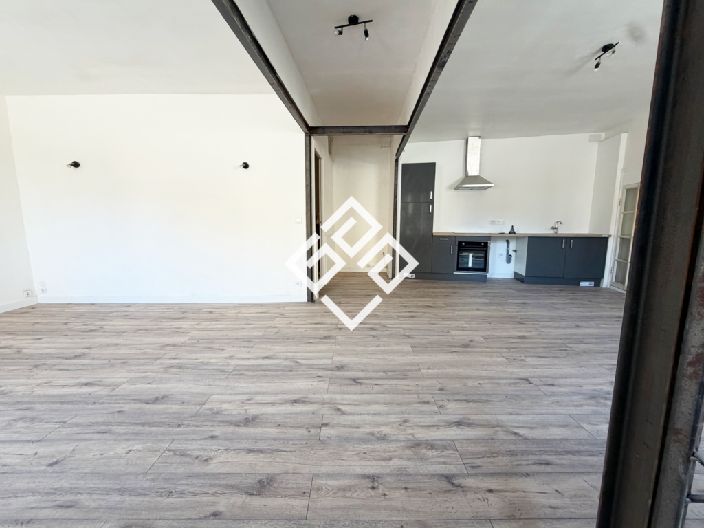 Maison avec garage, appartement indépendant et dépendances