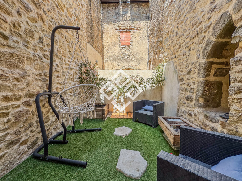 Laurette    Maison en pierre, terrasses et dépendance